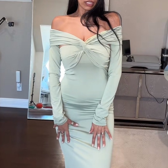 Peppermayo Exclusive
Marla Long Sleeve Maxi Dress - Sage
never worn
size 4 - Picture 6 of 8